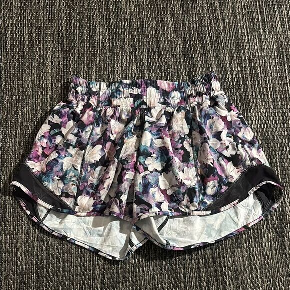 Lululemon Hotty Hot Short II *2.5" - Picture 1 of 7